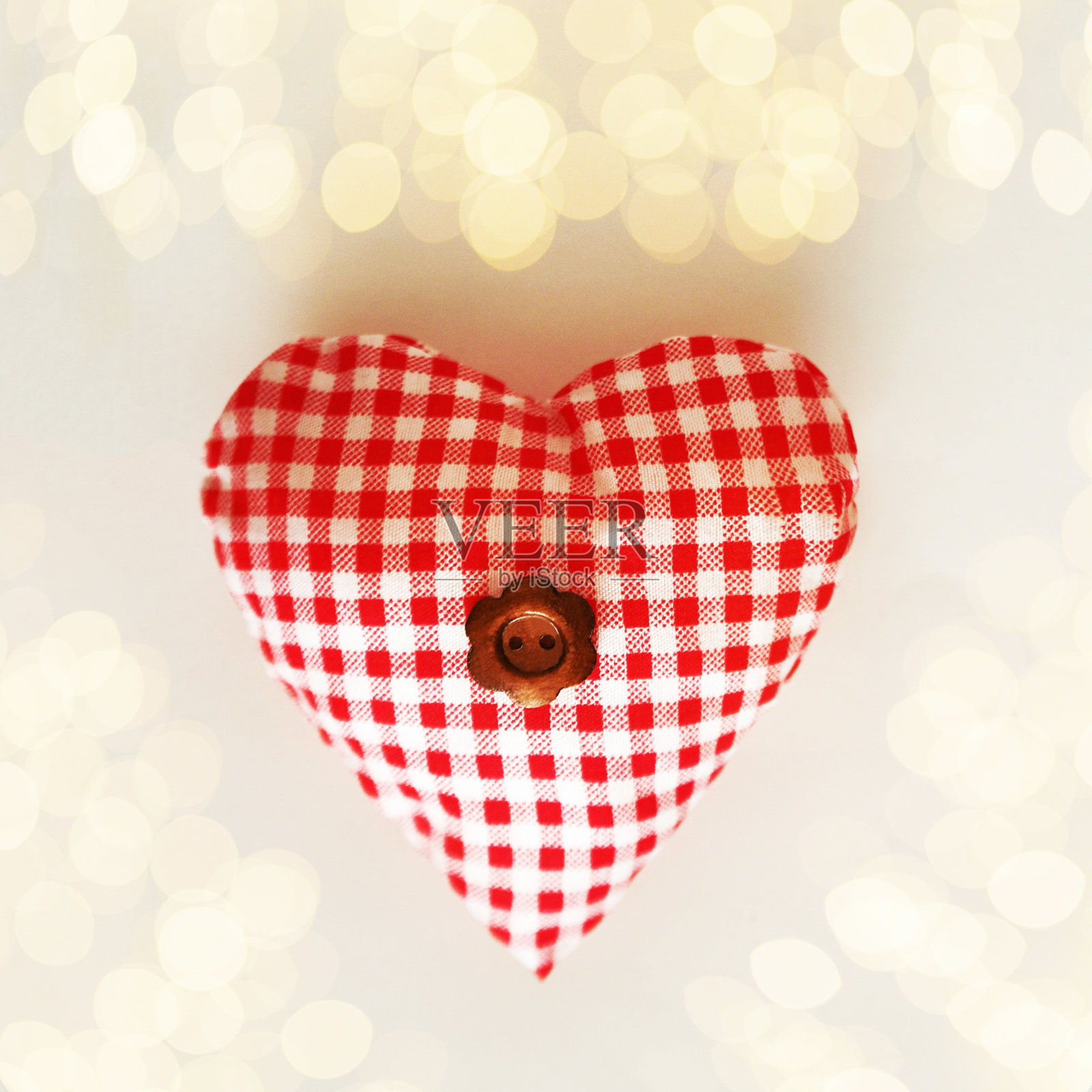 米色背景上中间有朵花的心照片摄影图片