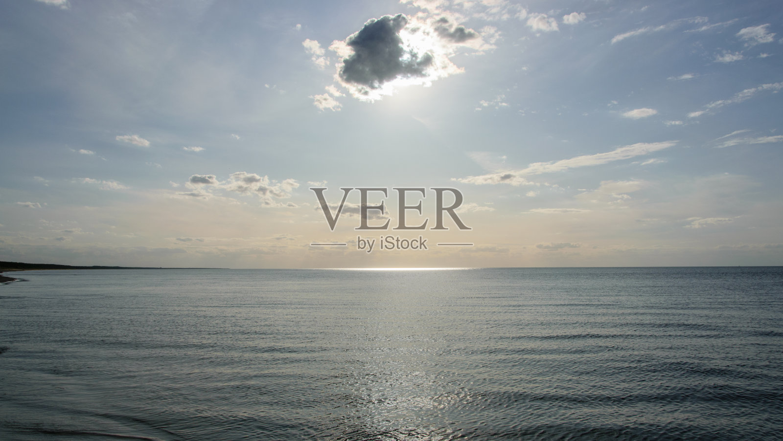 炎热的夏天,拉脱维亚波罗的海里加湾上空的太阳。照片摄影图片