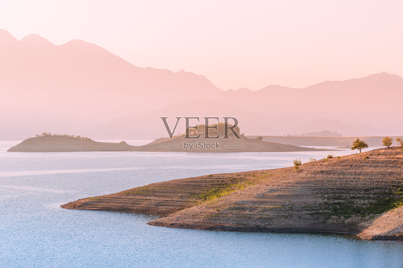 风景优美,在清晨日出。田园般的自然和金牛座山脉的剪影。土耳其伊斯帕塔地区的卡拉考仁湖。照片摄影图片