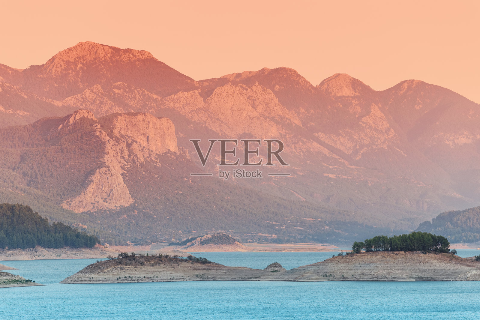 风景优美,在清晨日出。田园般的自然和金牛座山脉的剪影。土耳其伊斯帕塔地区的卡拉考仁湖。照片摄影图片