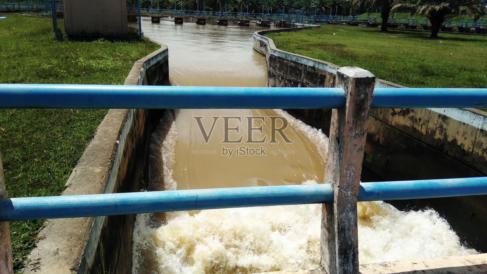 看东方的水照片摄影图片