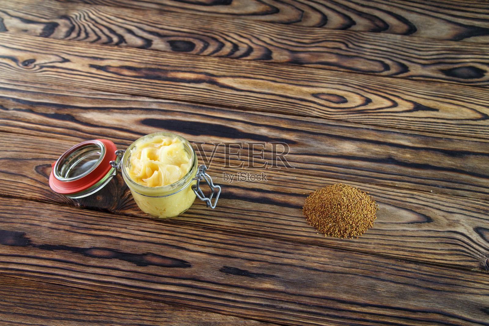 玻璃罐装满了蜂蜜甜三叶草和一束甜三叶草种子在木制的背景照片摄影图片