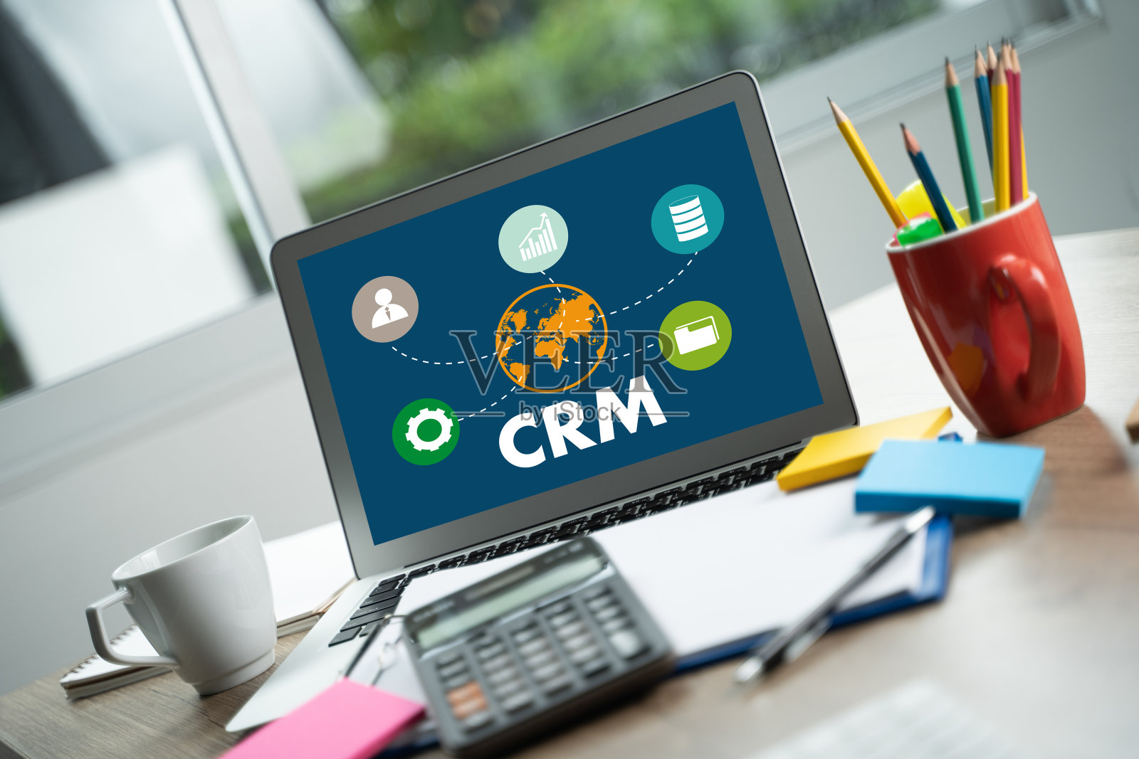 CRM业务客户CRM管理分析服务概念业务团队使用财务报告和一台笔记本电脑工作照片摄影图片