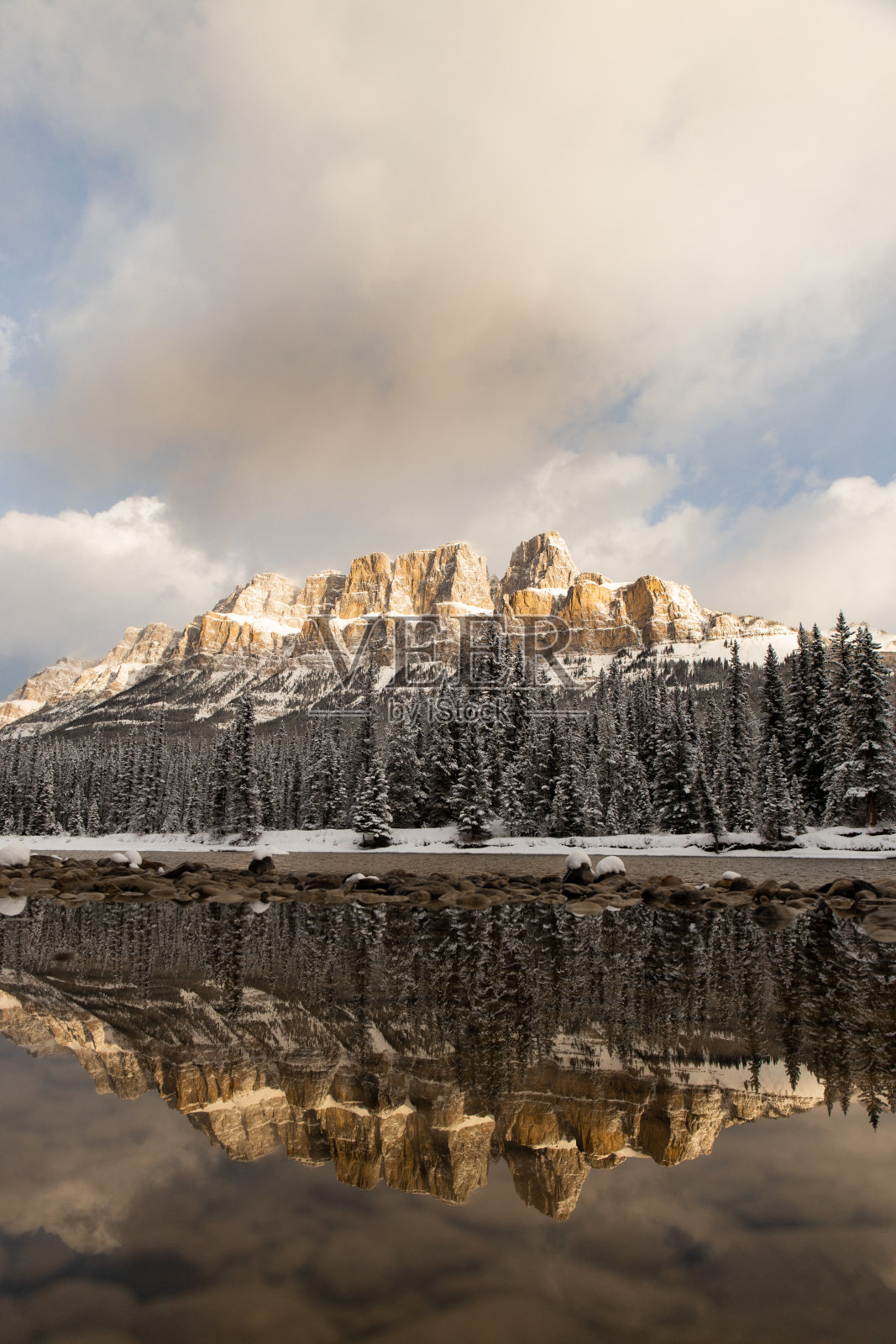 城堡山的日出倒影照片摄影图片