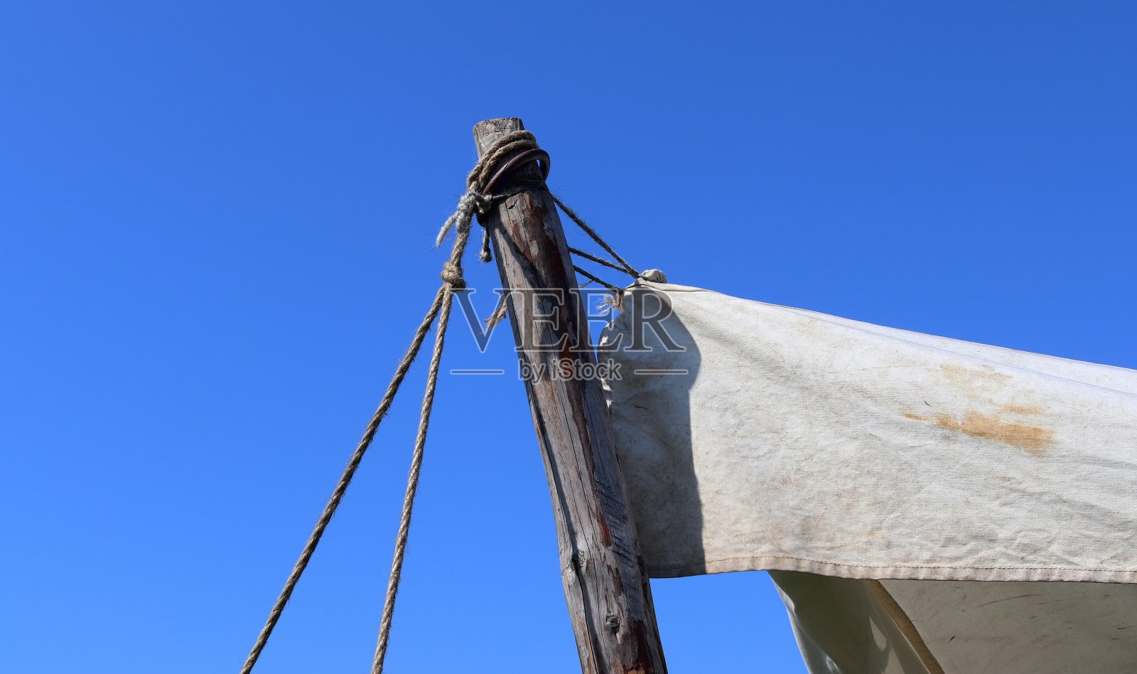 蓝色的天空前,古老的维京人用木头和布料做成的帐篷照片摄影图片