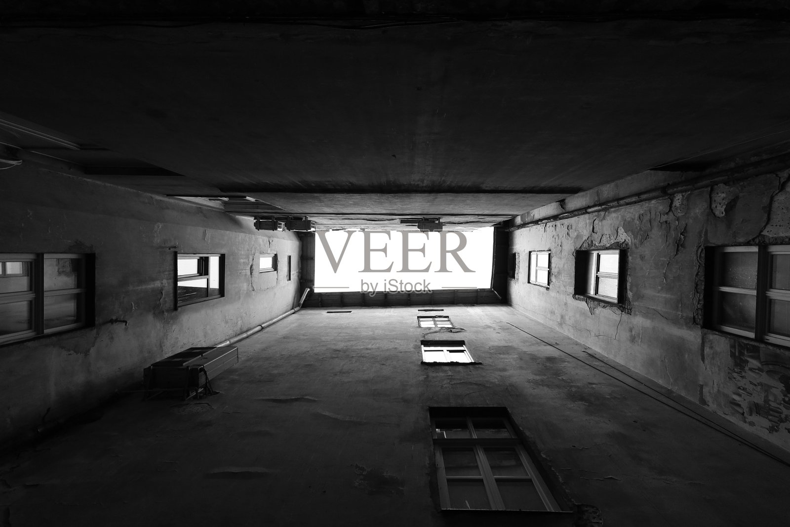 城市里阴暗的房屋和天空照片摄影图片