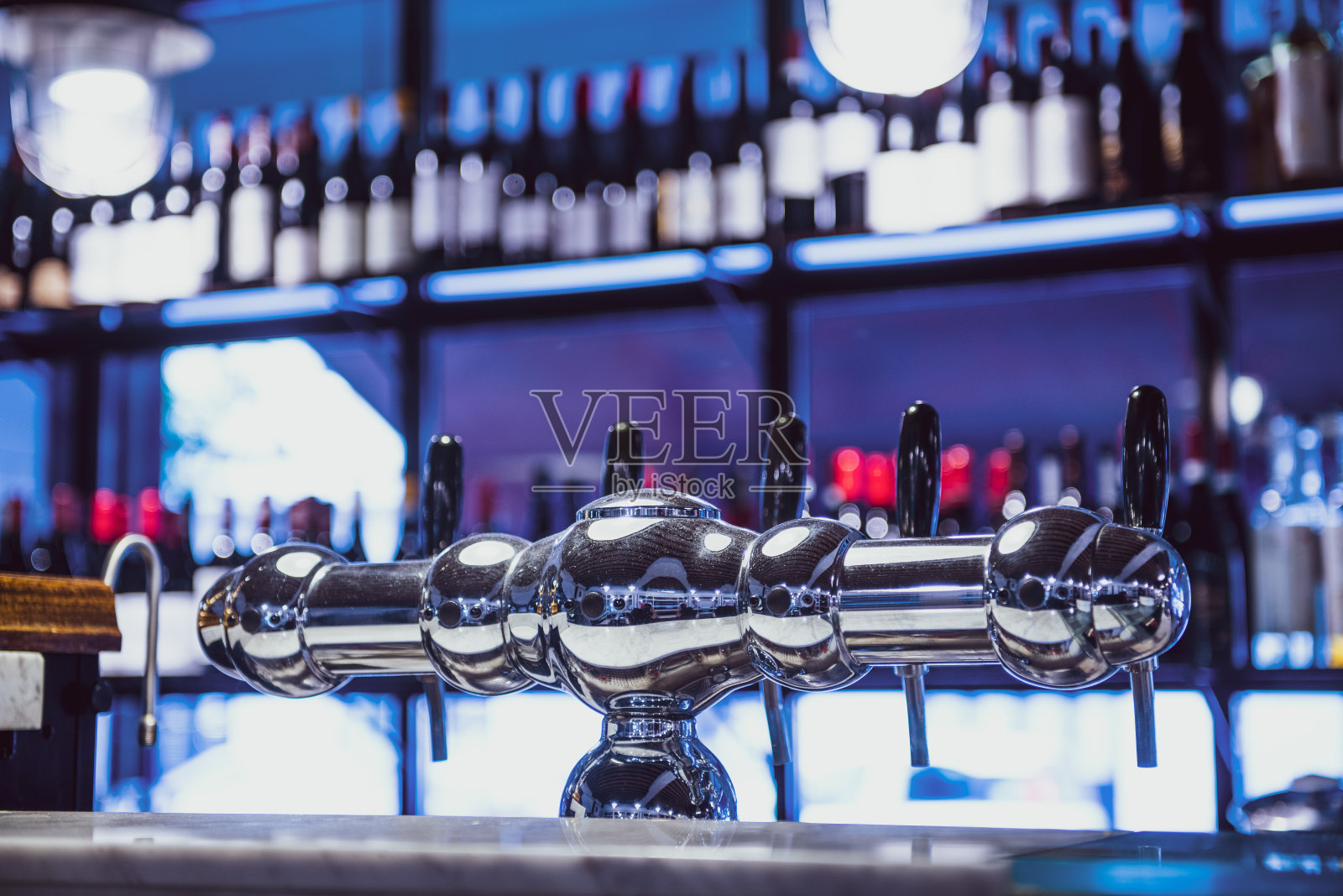 吧台上的啤酒龙头照片摄影图片