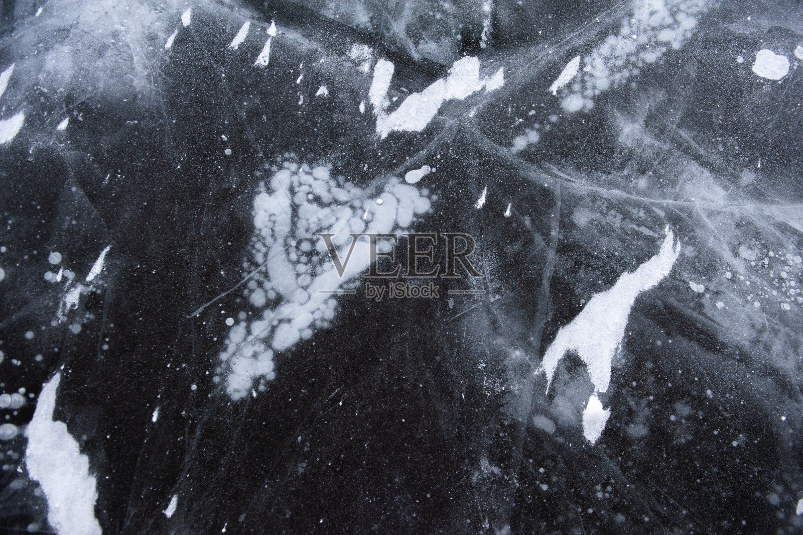 有划痕和冰冻气泡的冰纹理照片摄影图片