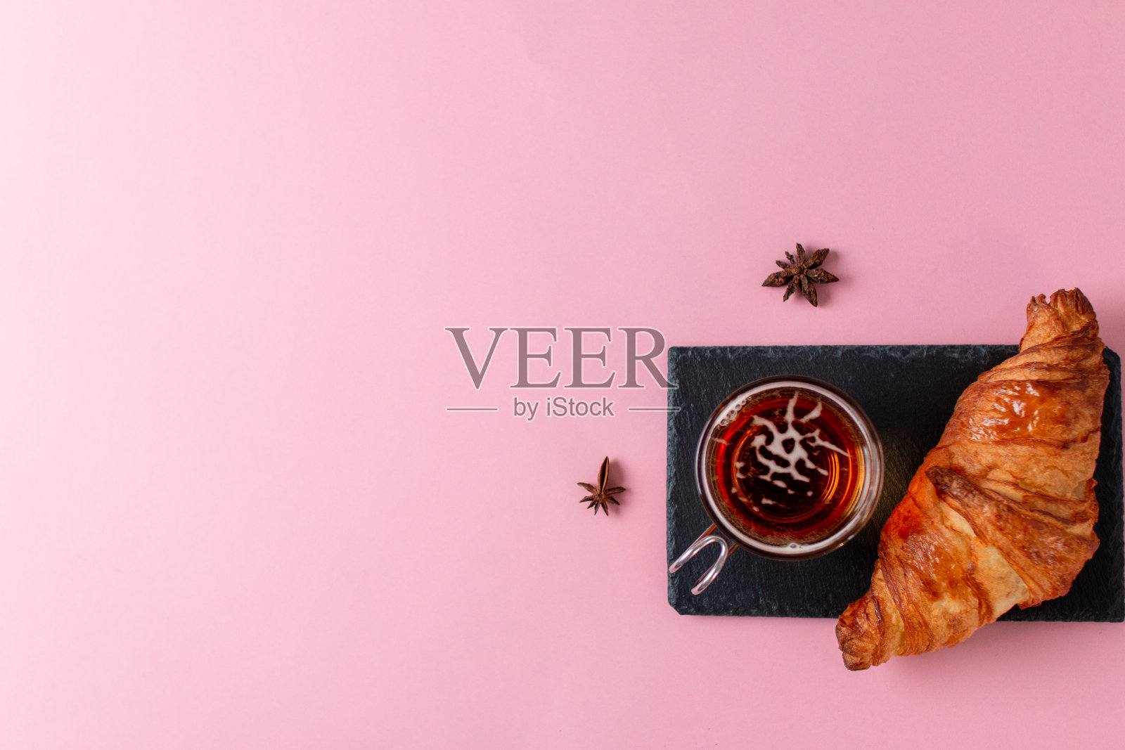 法国牛角面包与茶色背景和复制空间照片摄影图片