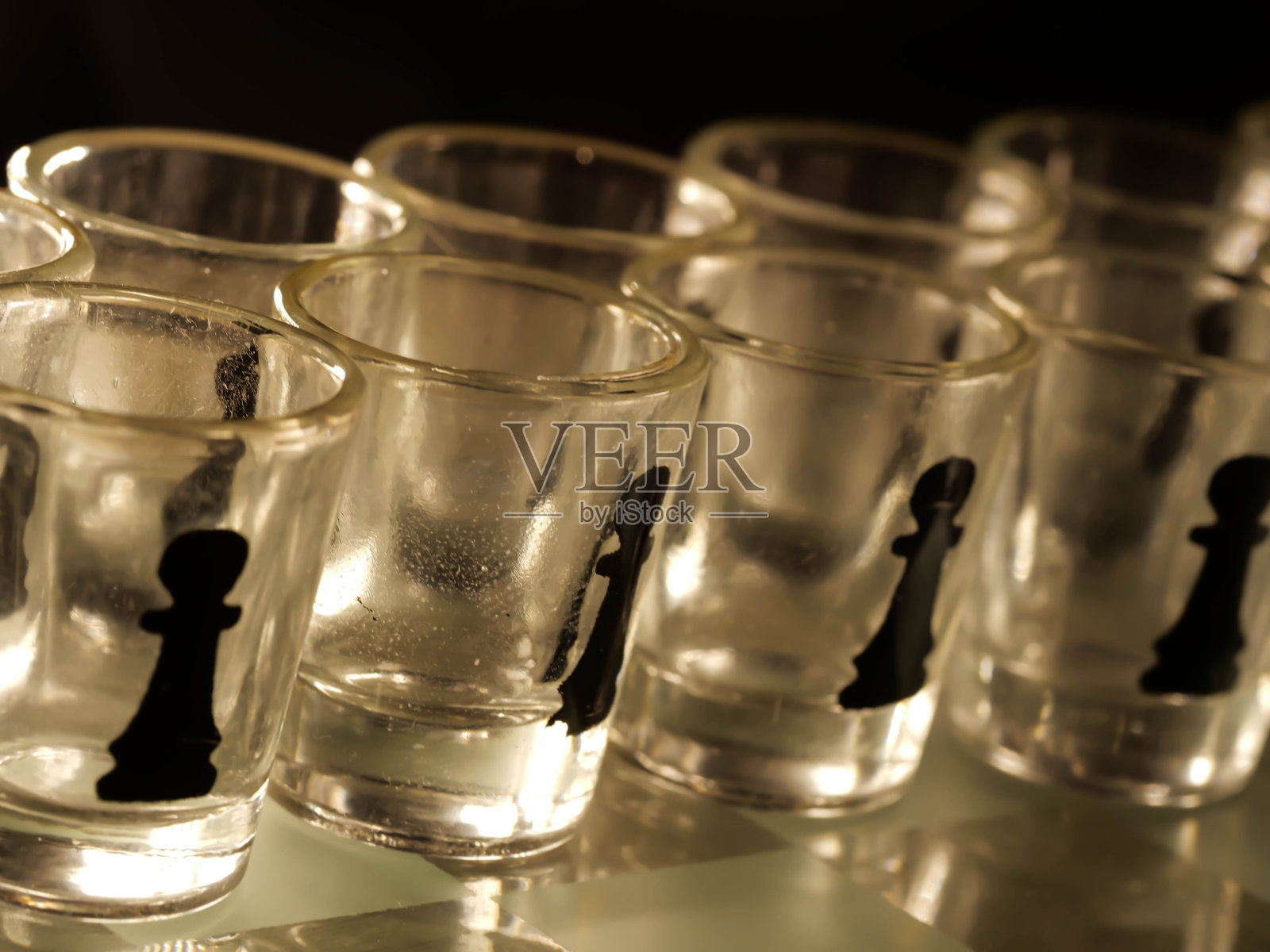 带有小酒杯的棋盘照片摄影图片