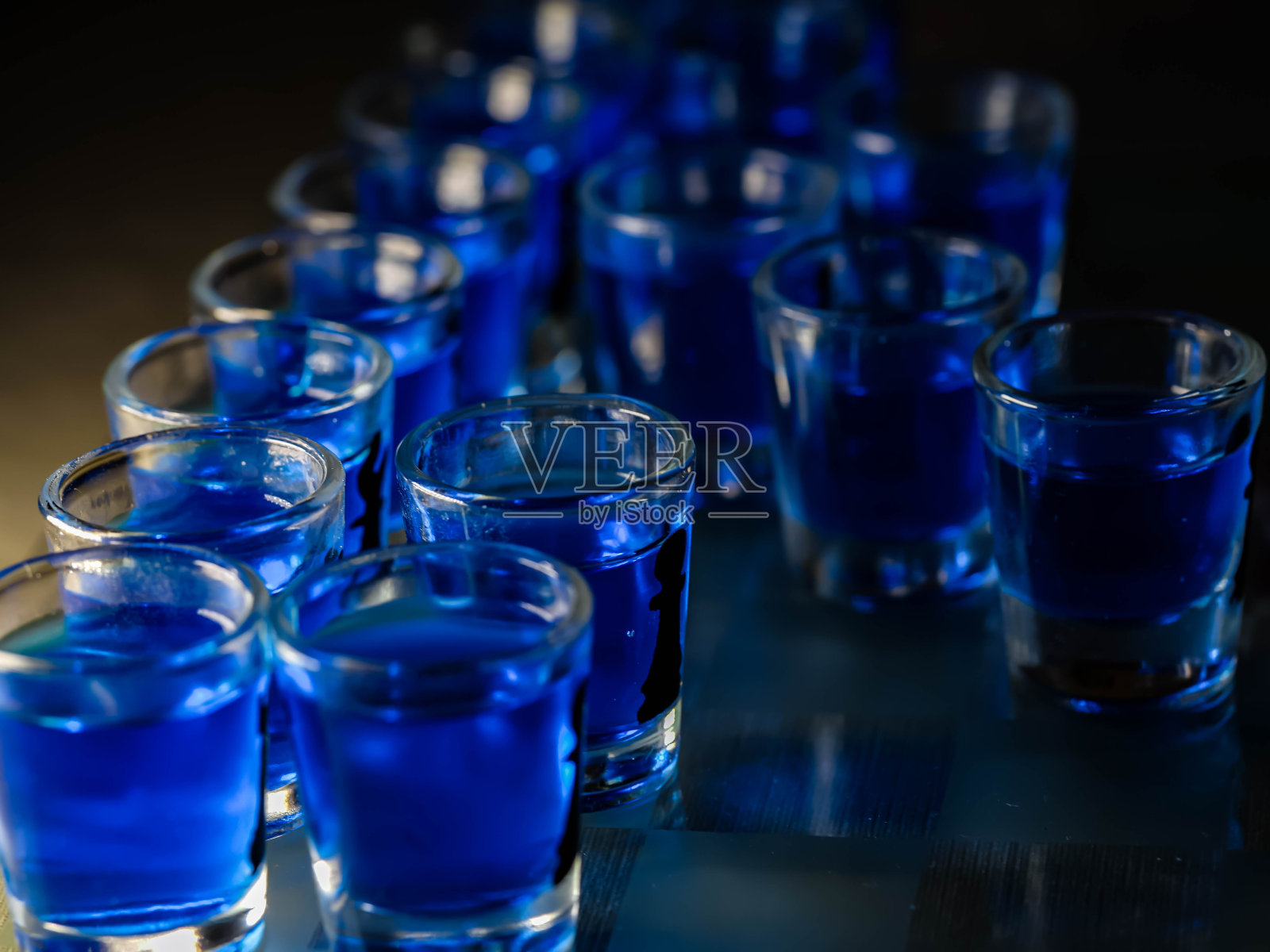 带有小酒杯的棋盘照片摄影图片