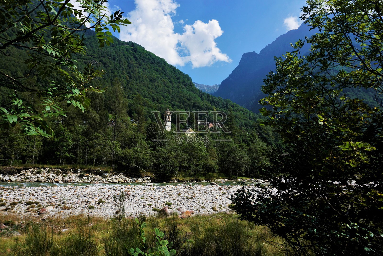 位于索诺格诺和弗拉斯科之间的韦尔扎斯卡山谷的美丽村庄照片摄影图片