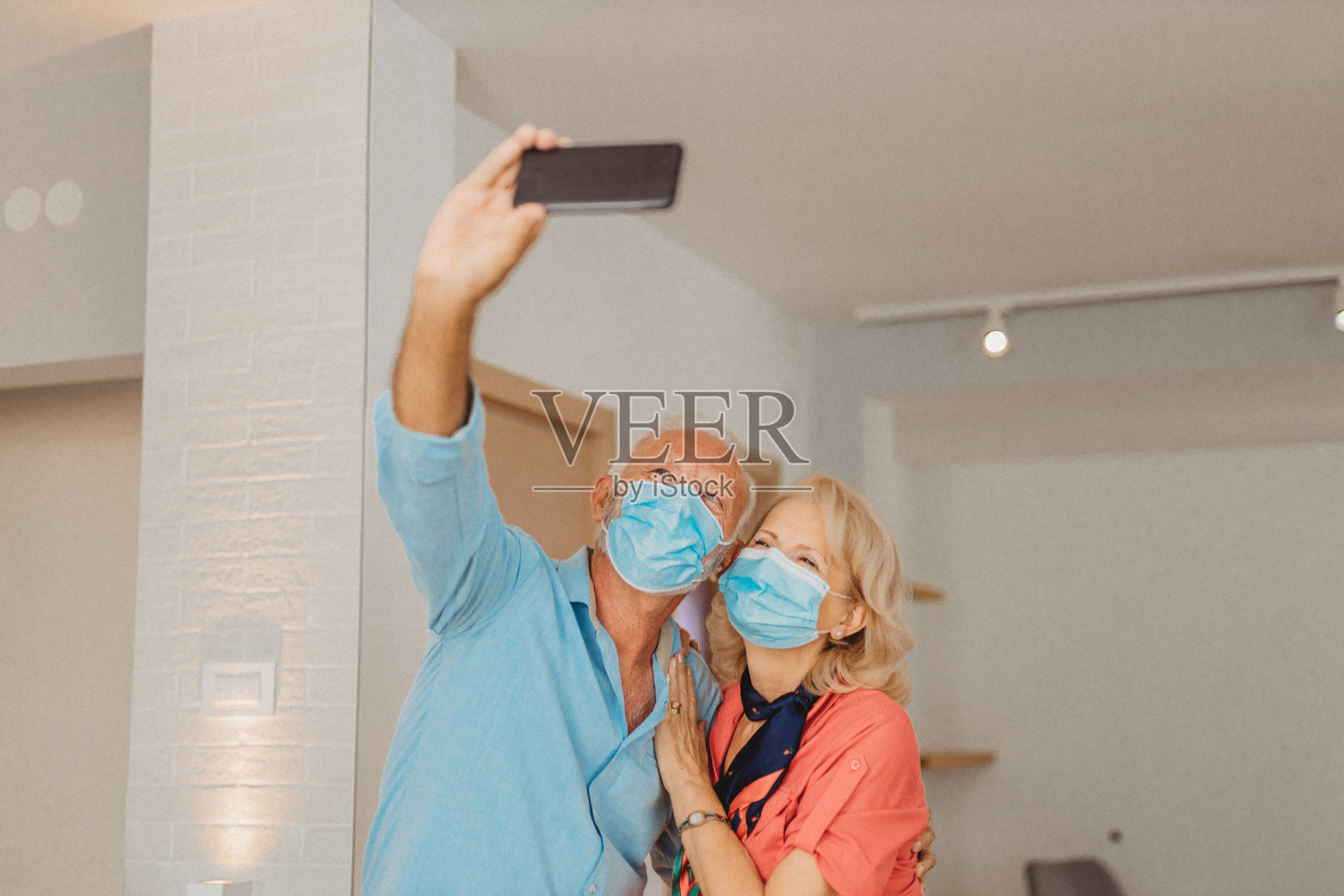 家中的老年夫妇照片摄影图片