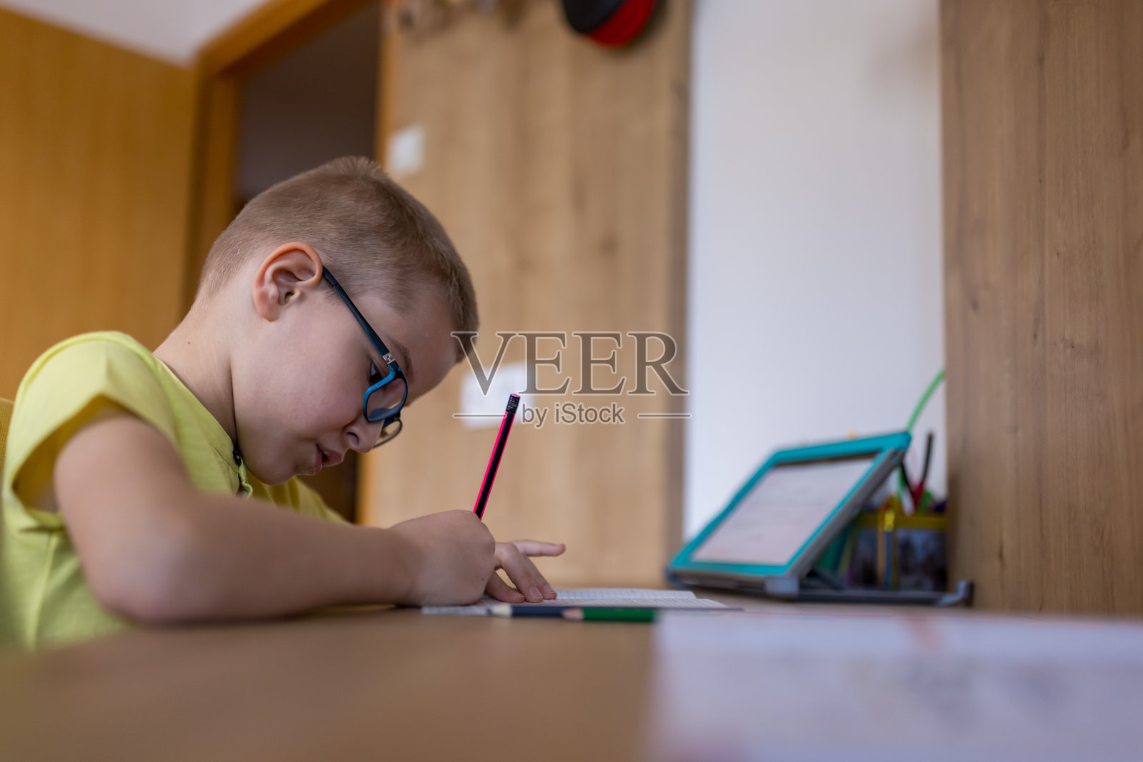 由于Covid-19大流行,通过在家在线学习获得的教训和社交距离措施库存照片…照片摄影图片