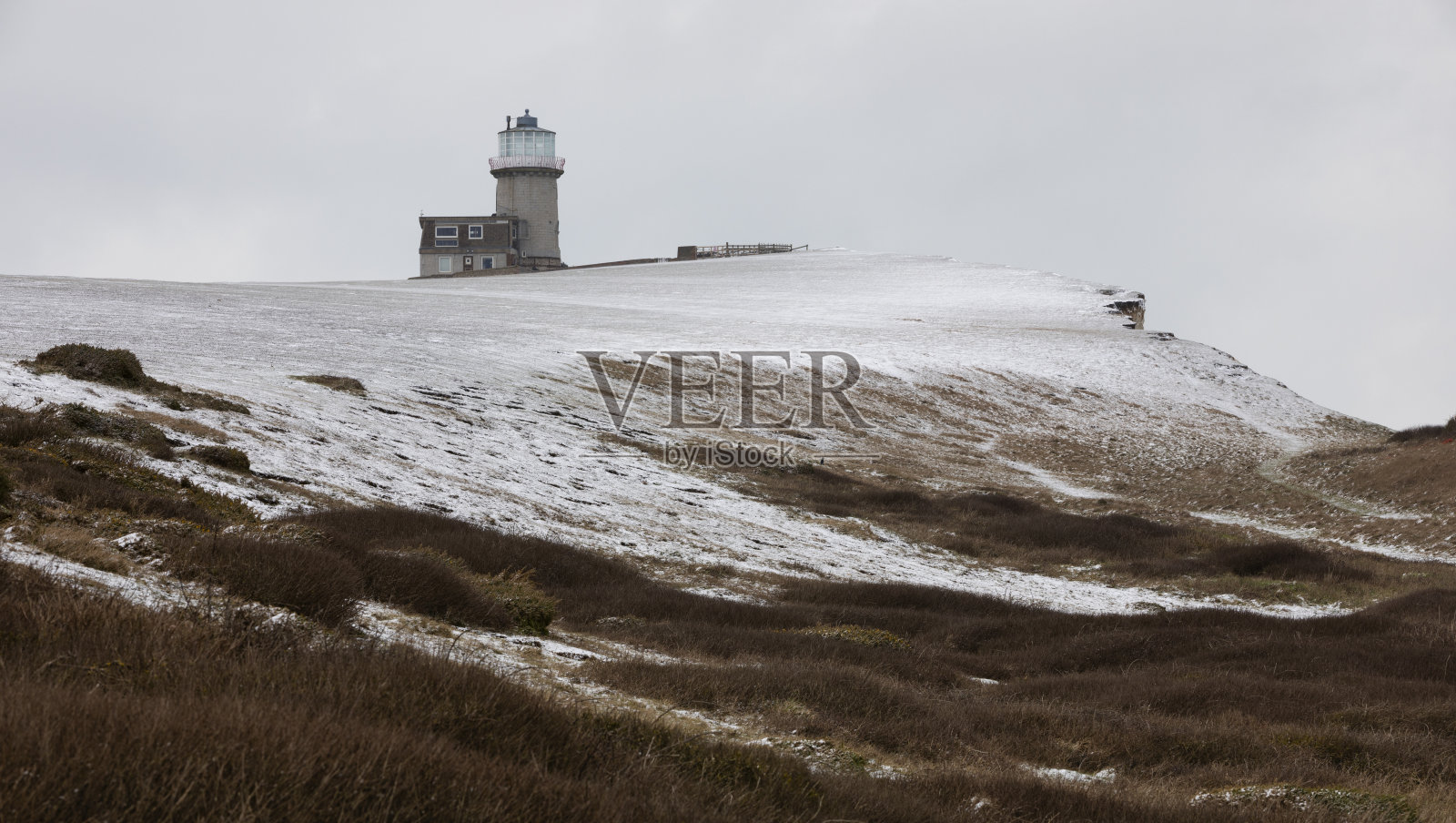美女兜售灯塔。冬天的场景。照片摄影图片