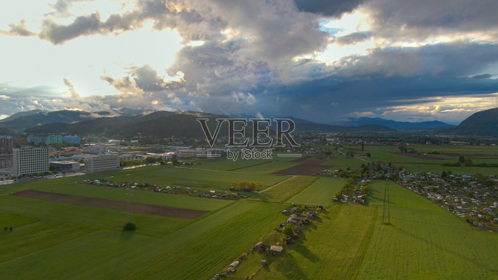 航拍:在卢布尔雅那居民区附近的花园和田野上空飞行照片摄影图片