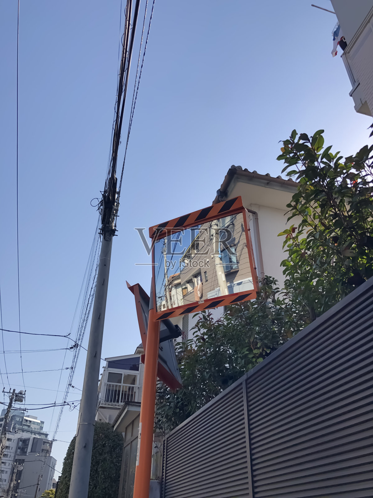 日本东京当地街道上的镜子,帮助提高街道上的能见度;城市设计;城市规划;交通运输;技术。照片摄影图片