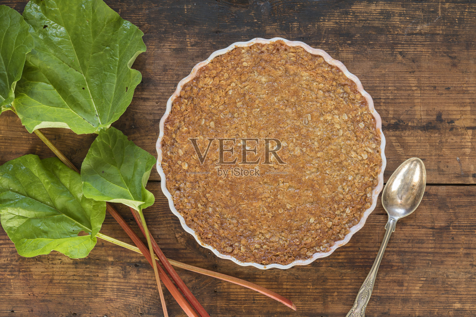 传统的大黄派放在质朴的木桌上照片摄影图片