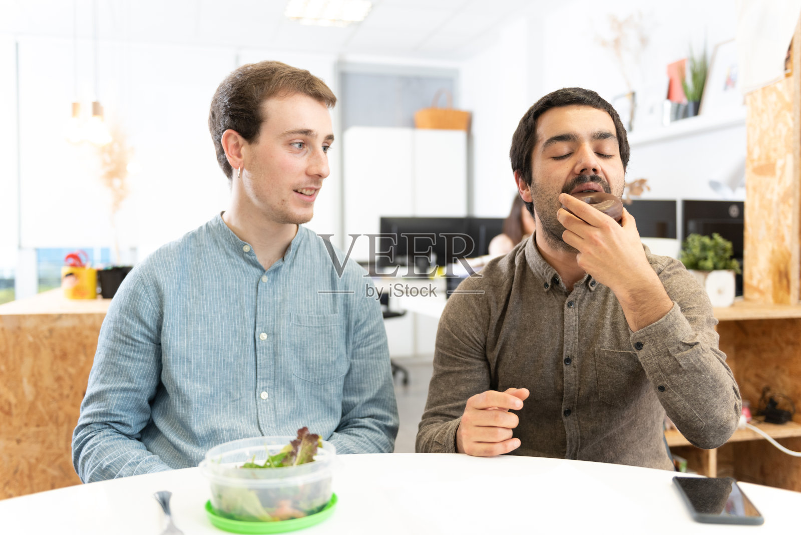 办公室的健康和不健康习惯照片摄影图片