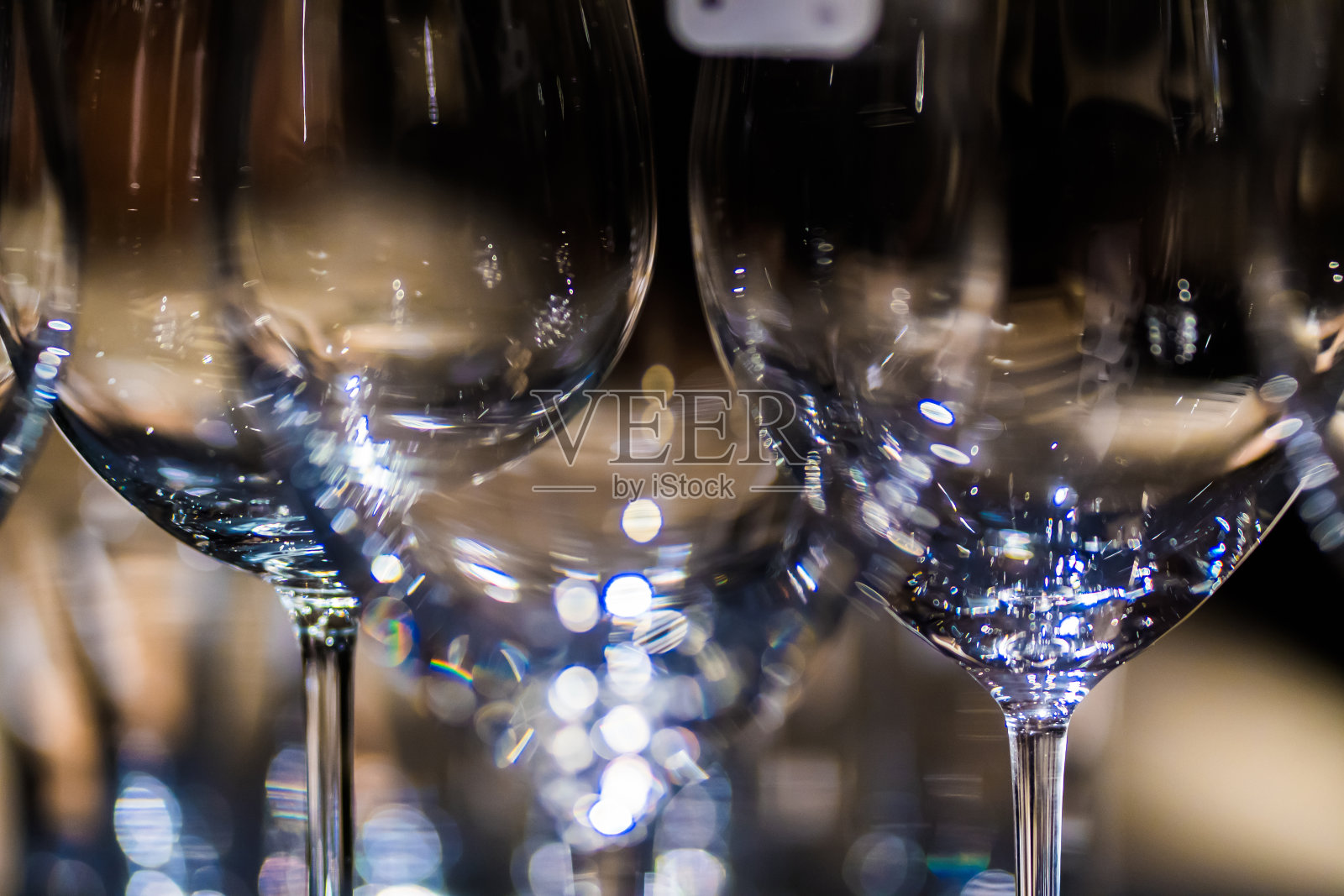 灯光照在酒杯上,美极了照片摄影图片