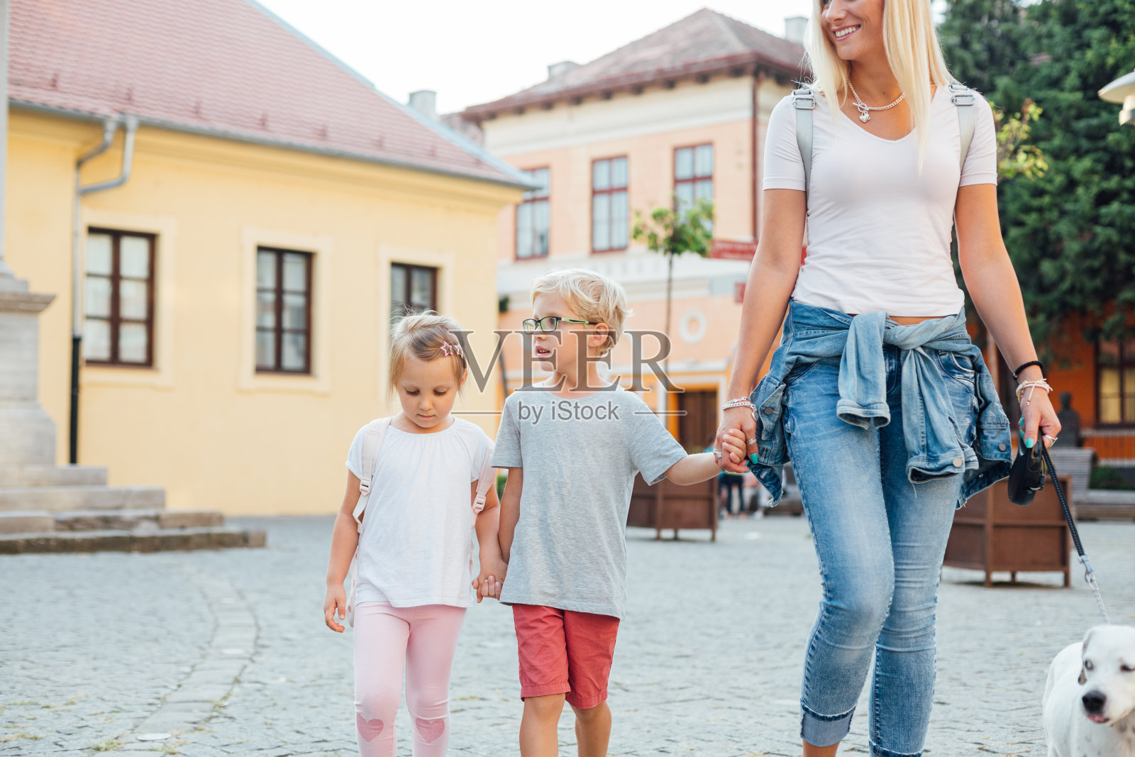 母亲和孩子的爱照片摄影图片