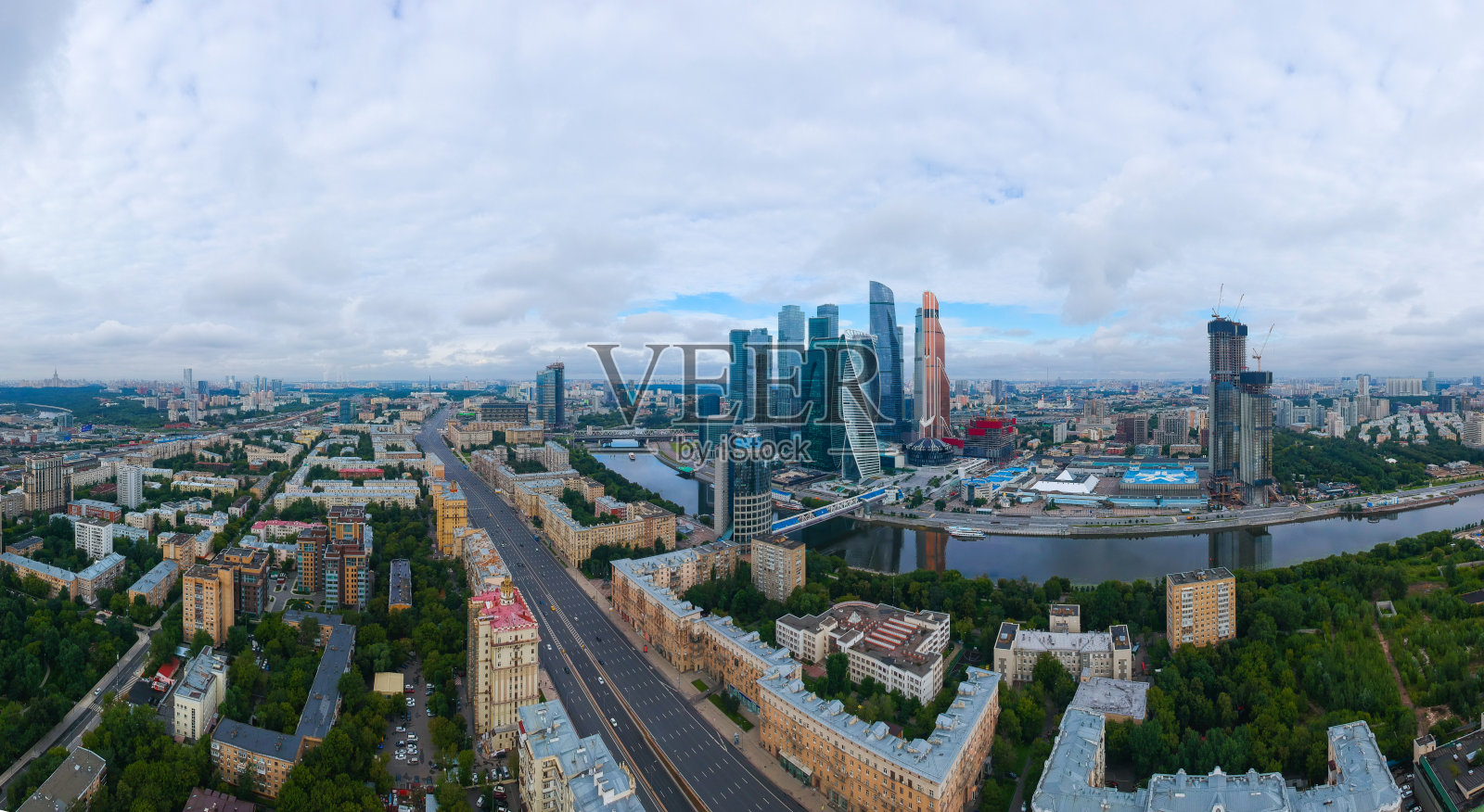 大全景的夏季莫斯科与摩天楼的莫斯科城市在一个阴天,俄罗斯。俯视图空中城市景观从无人机。照片摄影图片