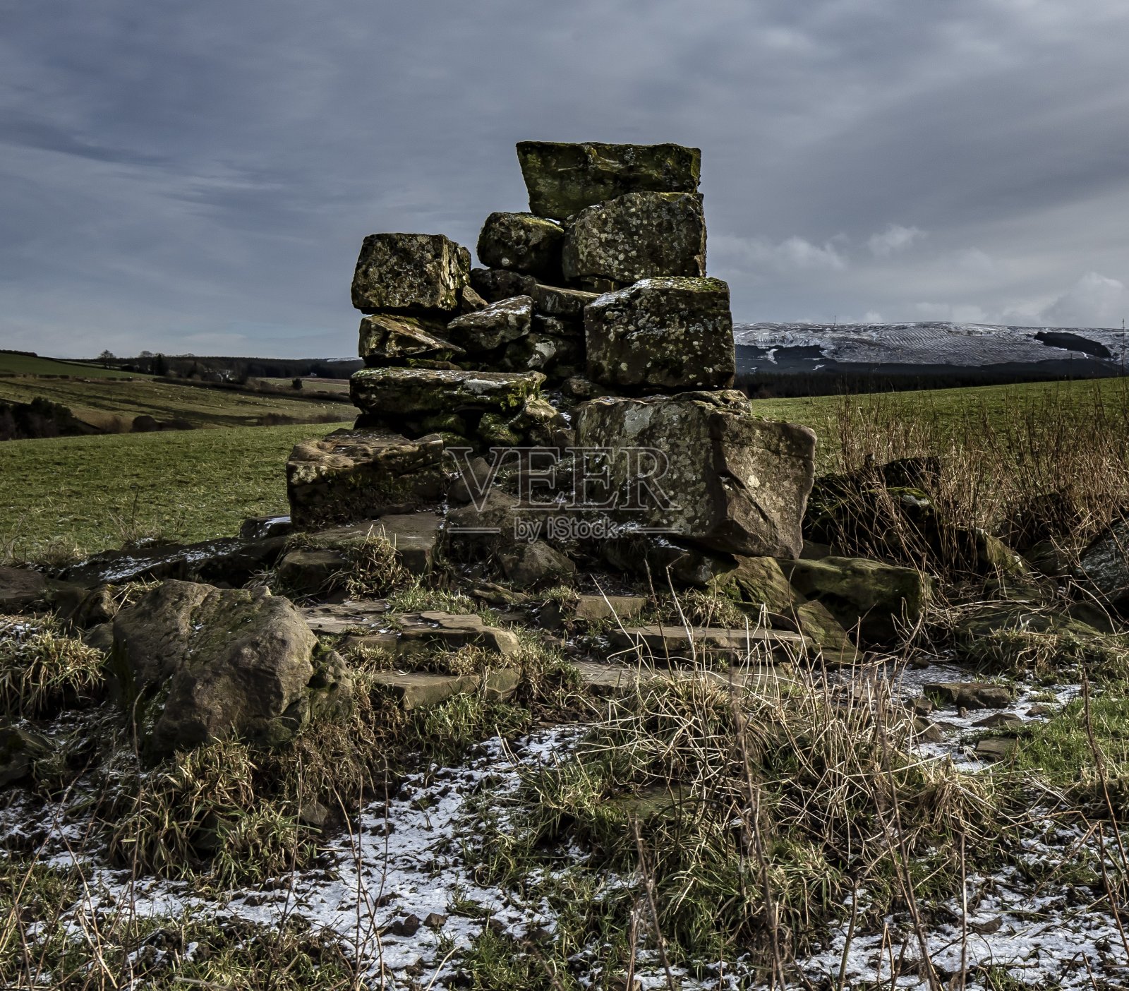 古老的苏格兰房屋废墟上的日落。照片摄影图片
