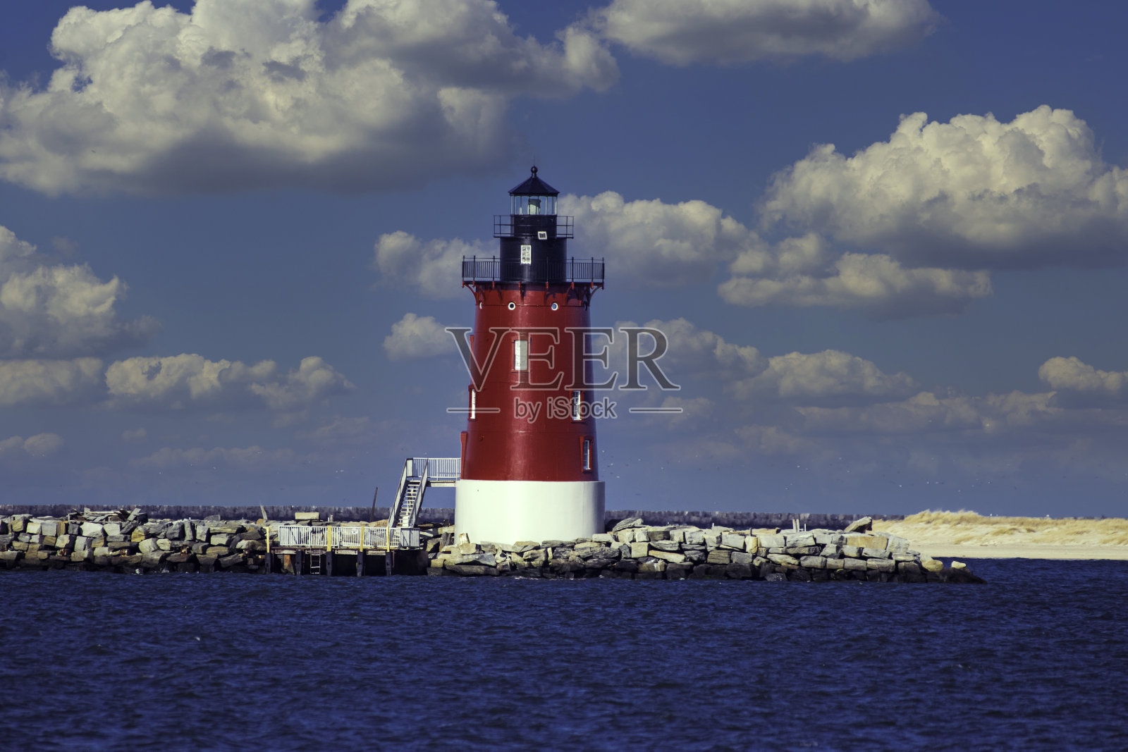 五彩天空下的灯塔照片摄影图片