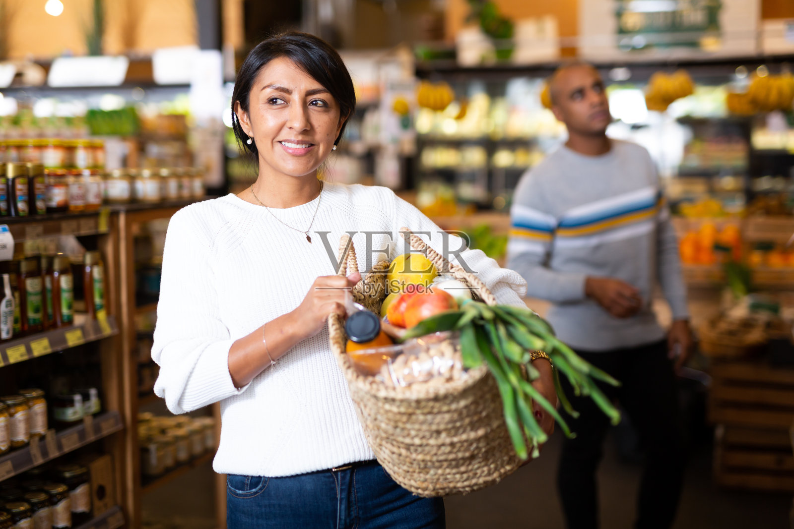 满意的西班牙妇女在超市购物照片摄影图片