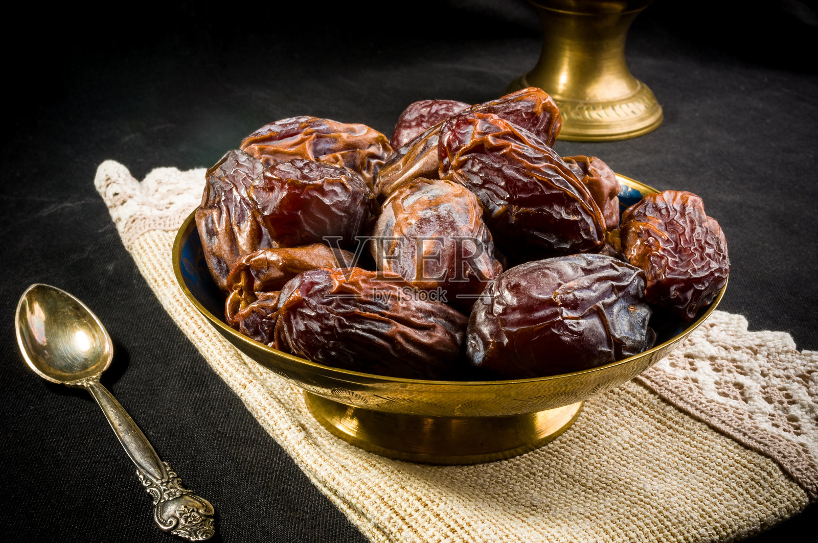 大的豪华干枣水果在碗上亚麻布餐巾,kurma斋月kareem概念,近距离。照片摄影图片