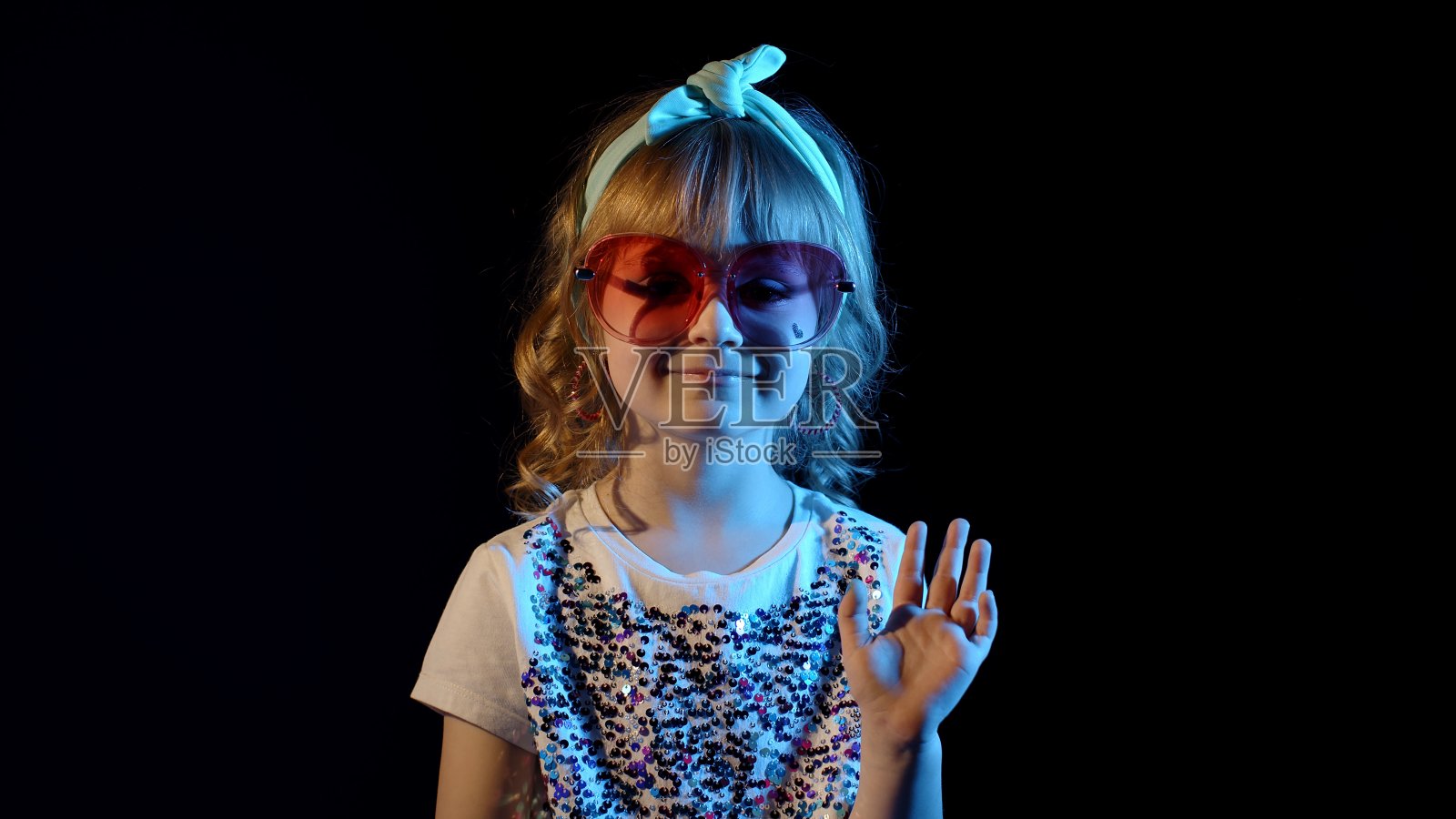 未来主义时髦少女在赛博朋克俱乐部挥手致意照片摄影图片