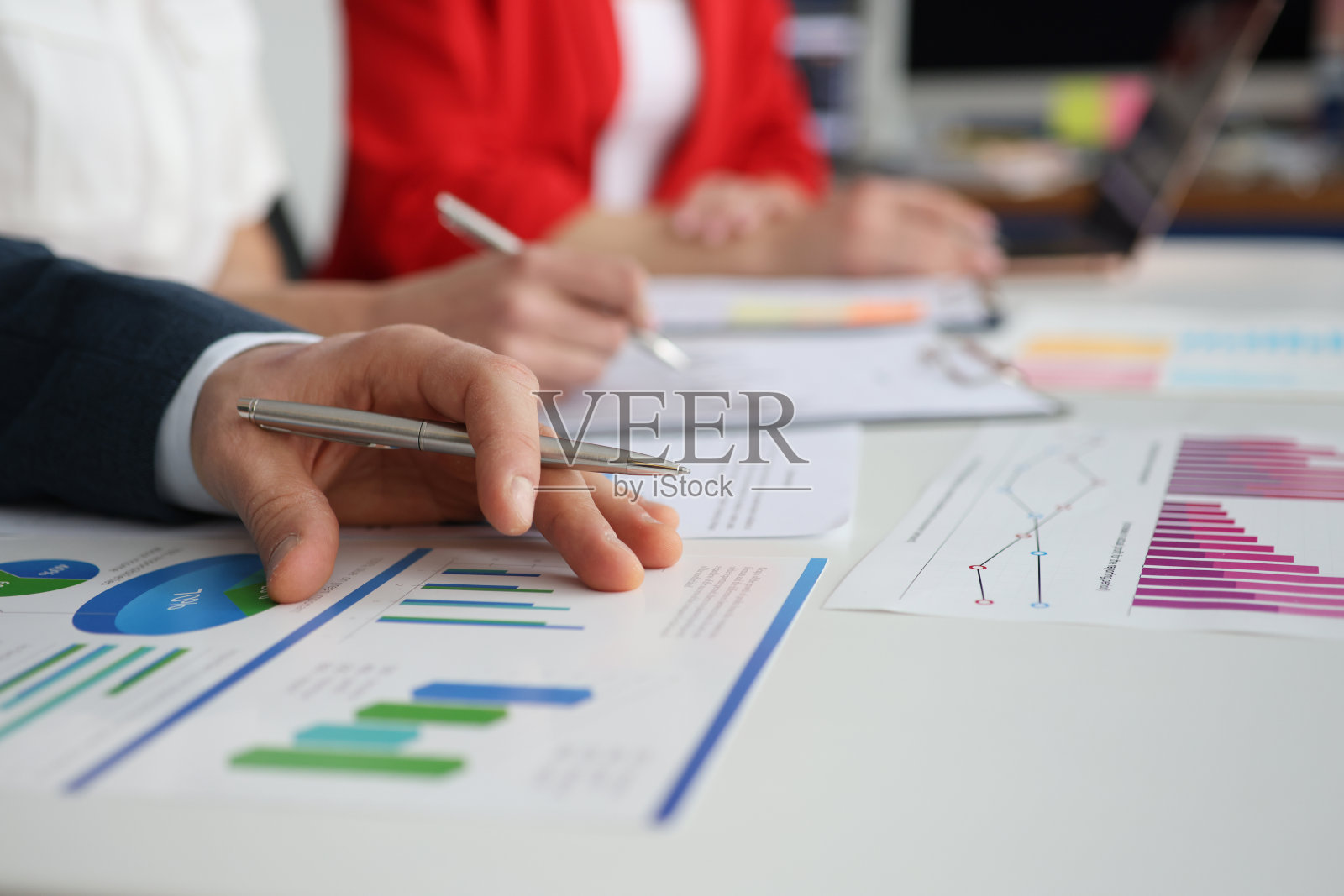 特写商务人士会议的数据分析图表照片摄影图片