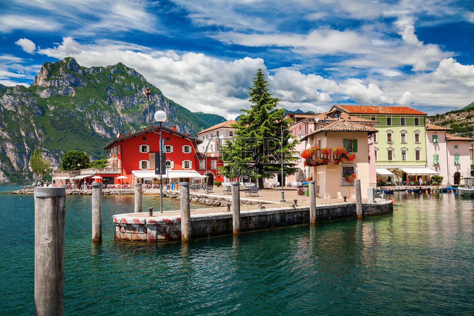 缤纷的托博尔镇海滨照片摄影图片