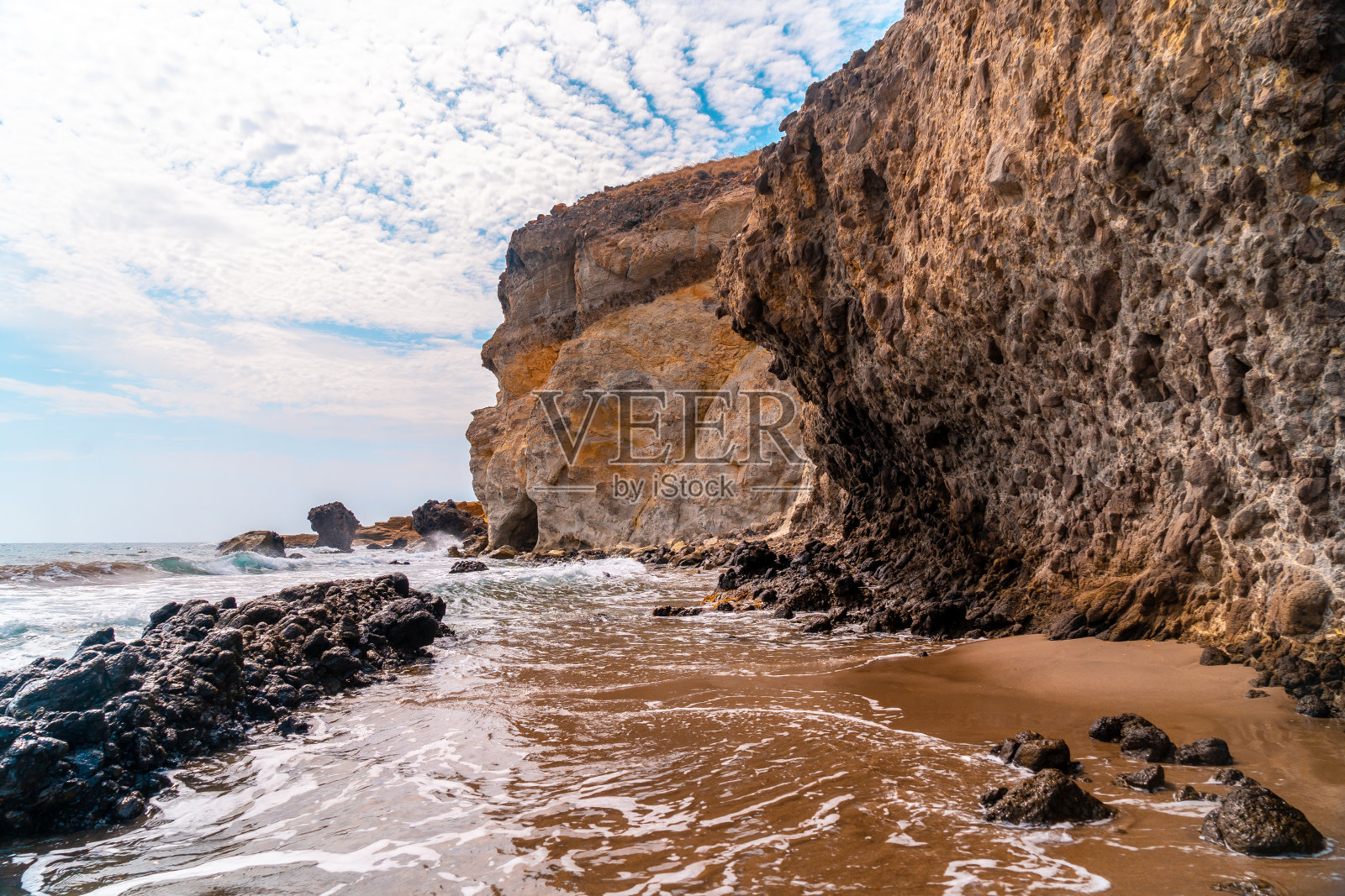 安达卢西亚尼贾尔Cabo de Gata自然公园Cala de la Media Luna海岸线上华丽的岩壁。西班牙、地中海照片摄影图片