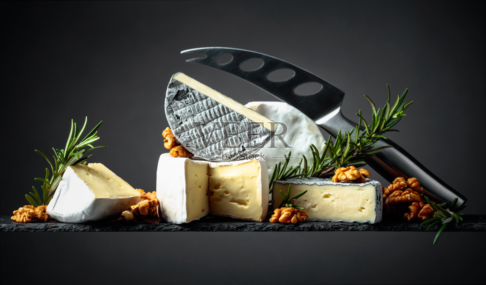 各种核桃和迷迭香软奶酪。照片摄影图片