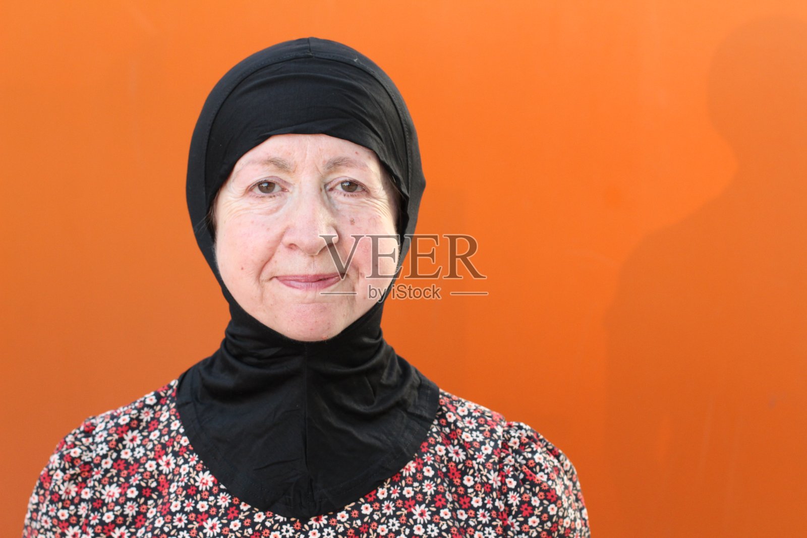 戴头巾的阿拉伯中年妇女照片摄影图片