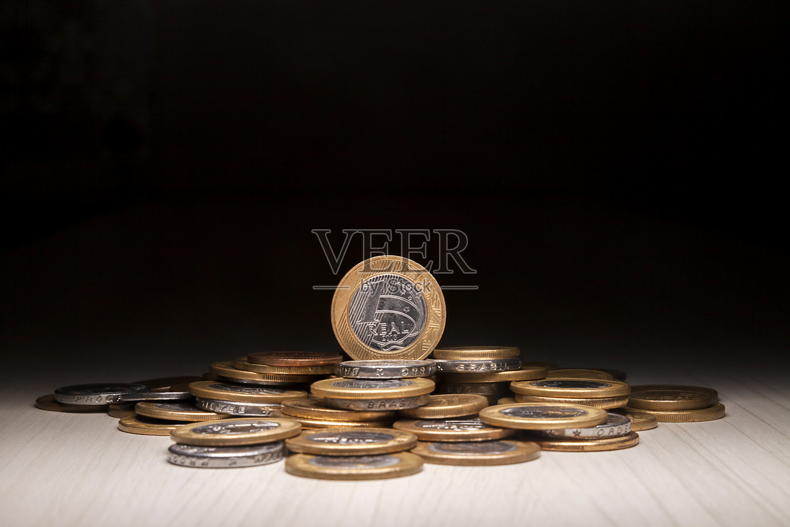 巴西硬币在桌子上,一个真正的硬币在黑暗神秘的背景上。照片摄影图片