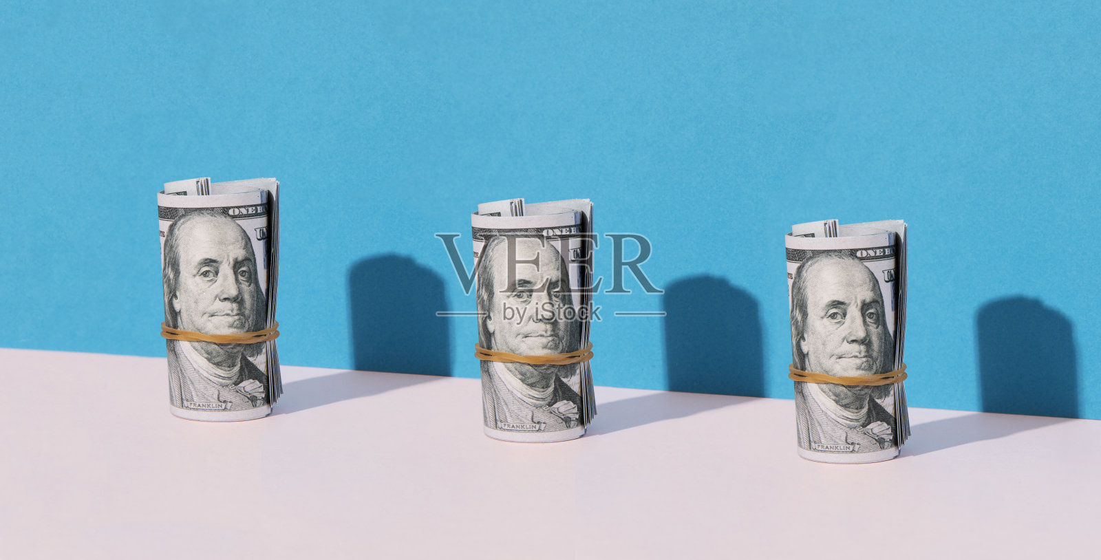 一百美元的蓝色和粉红色的背景照片摄影图片