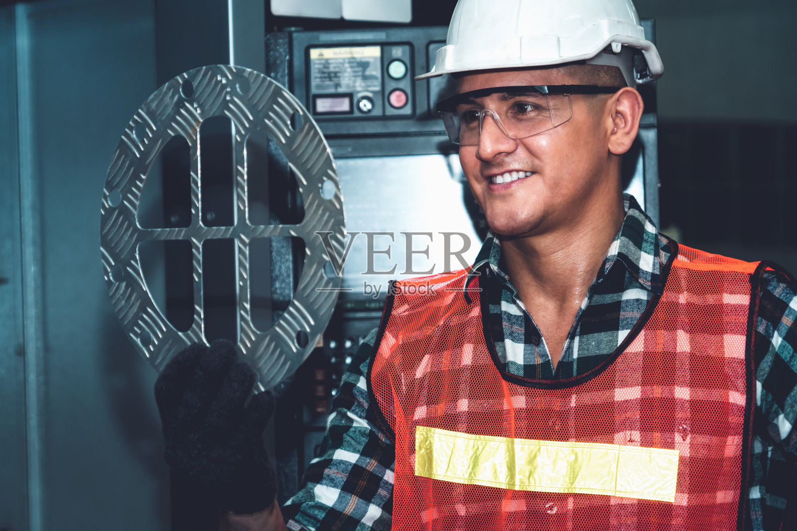 智能工厂工作人员在制造车间看机器零件照片摄影图片