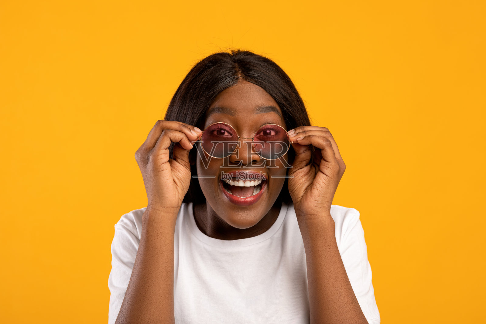 兴奋美丽的黑人妇女微笑着,戴着时髦的太阳镜照片摄影图片