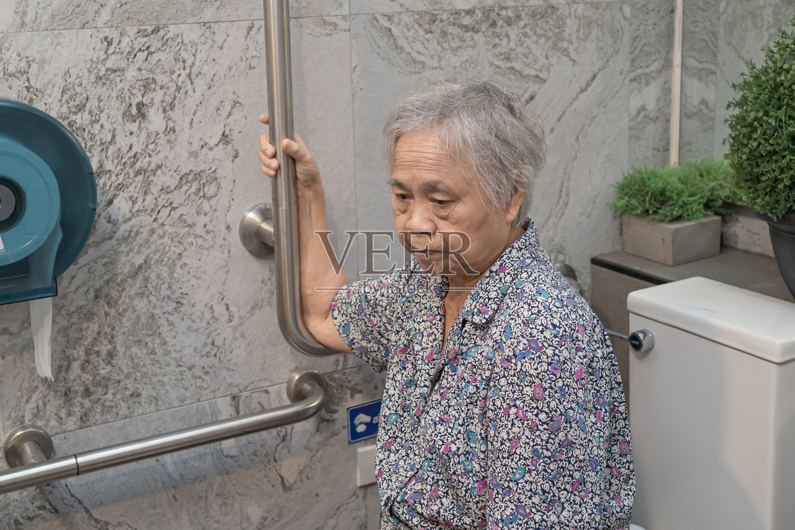 亚洲老年或老年妇女患者在护理病房使用卫生间卫生间处理安全、健康的医疗理念较强。照片摄影图片