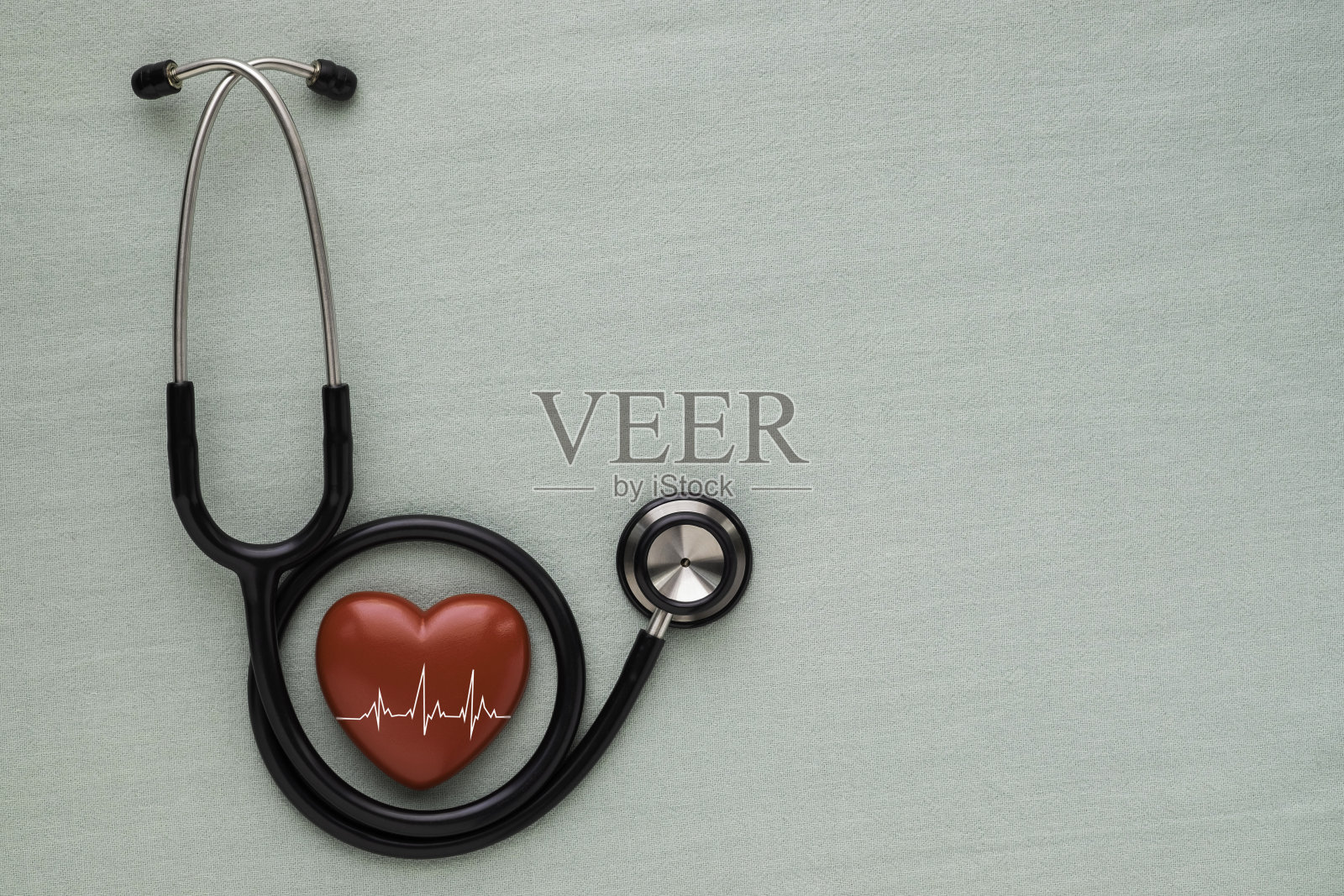 黑色听诊器,红色心脏伴心电图检查。医生用于诊断心跳的听诊器设备。世界心脏日。保健和心脏病学概念。照片摄影图片