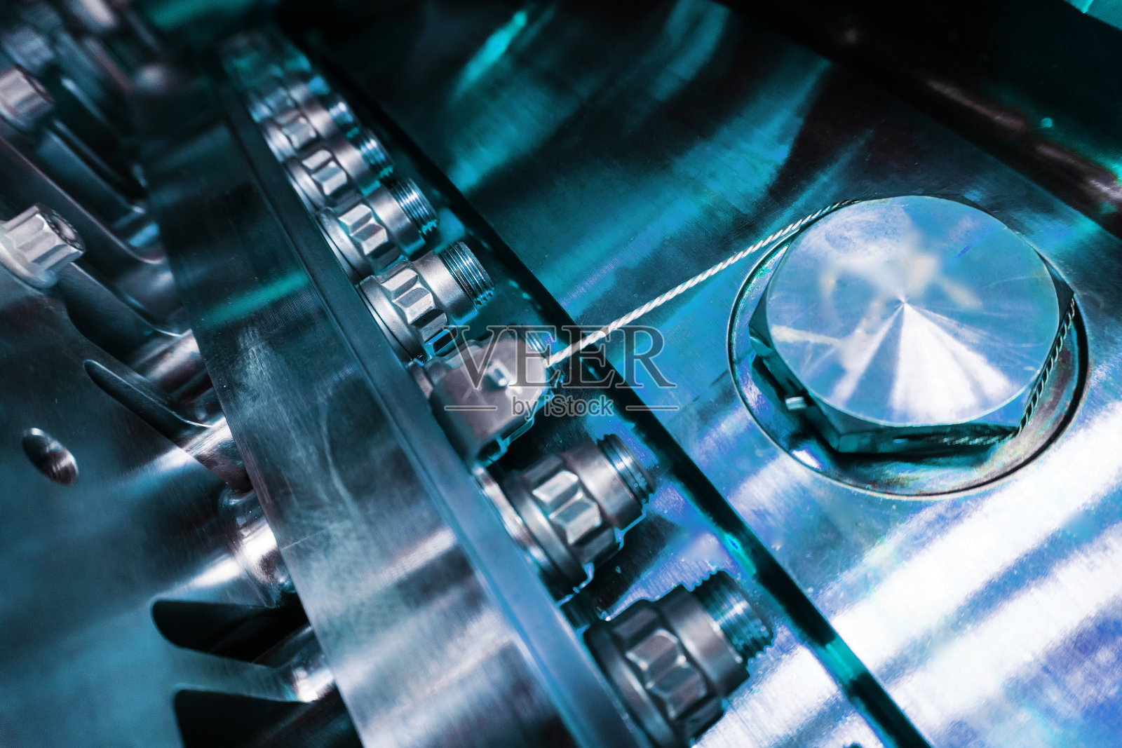 用于发电的燃气轮机详细视图,显示了螺栓连接设计和管道敷设的外部。照片摄影图片