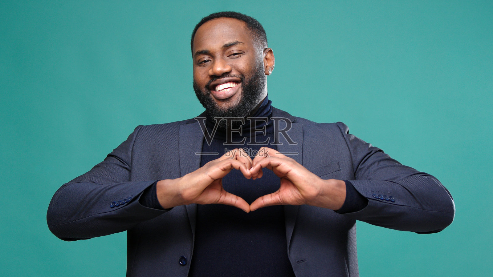 不错的绅士用手掌触摸嘴唇送飞吻照片摄影图片