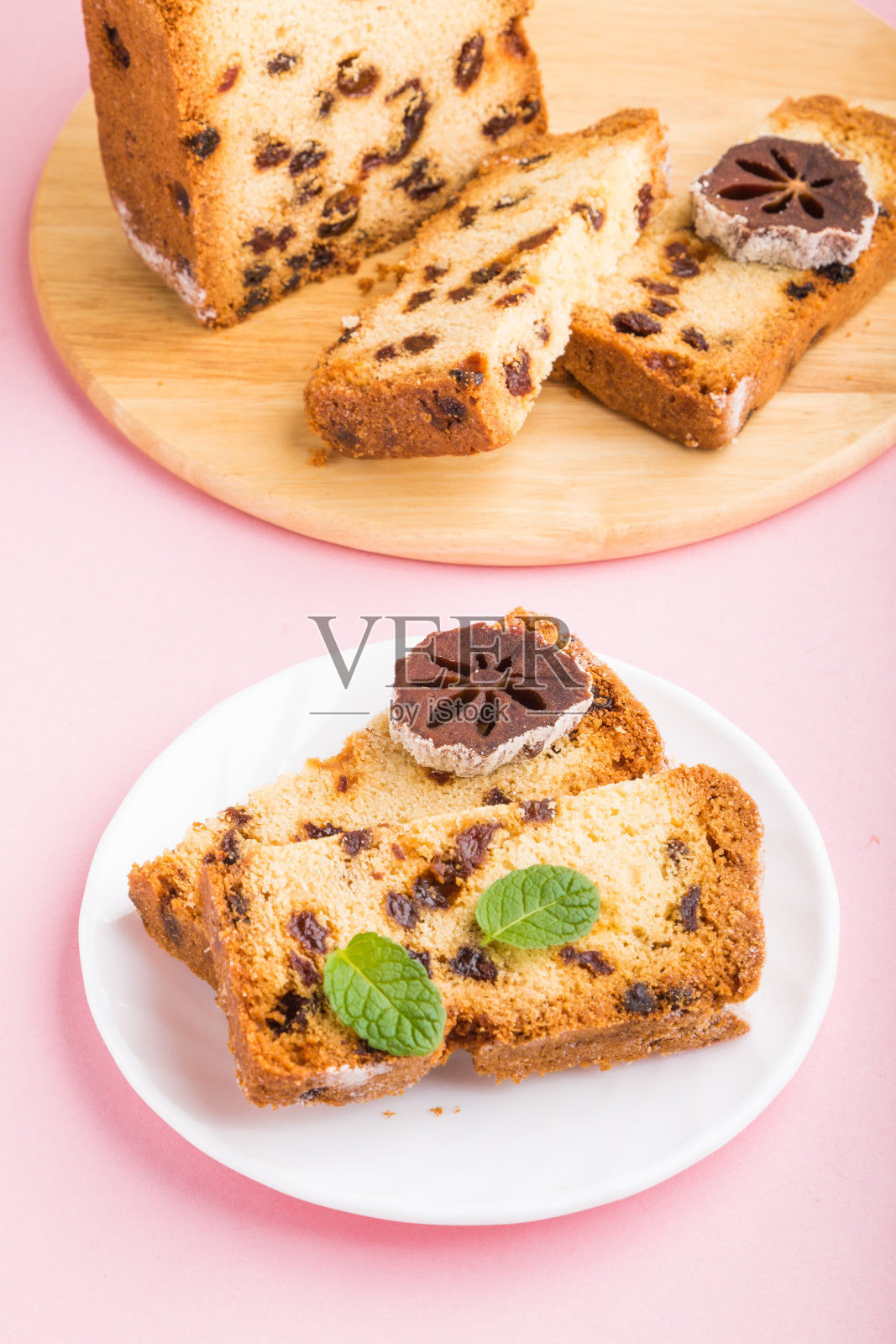 粉彩背景上的自制葡萄干和干柿子蛋糕。侧视图,关闭,复制空间。照片摄影图片