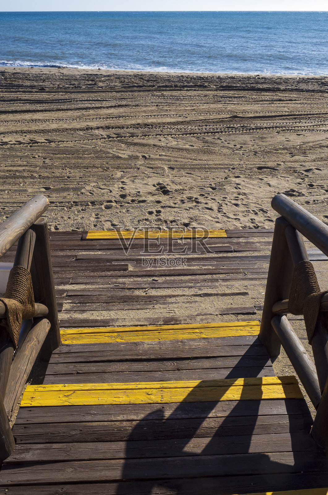 通往海滩的木制楼梯照片摄影图片