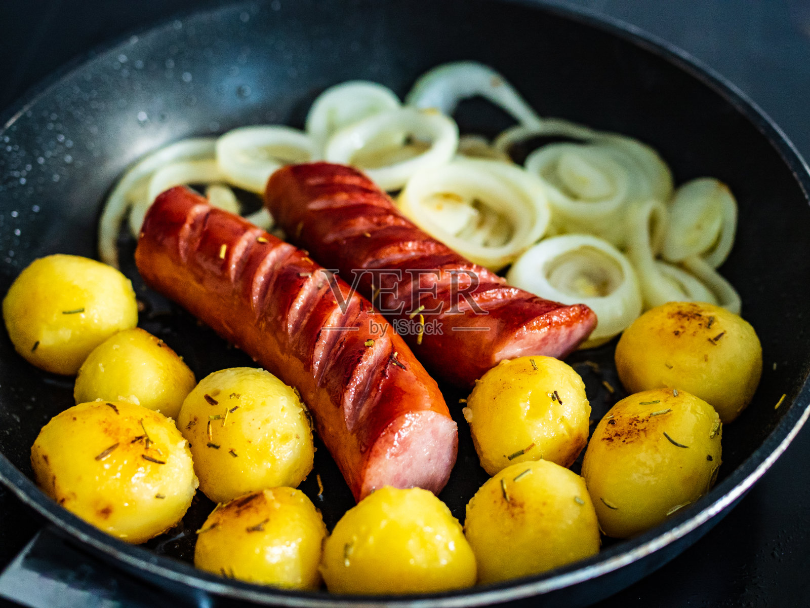 煎锅里的土豆和洋葱香肠照片摄影图片