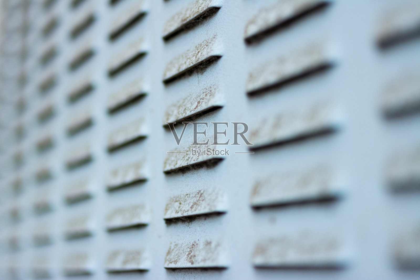 金属表面带有排气孔照片摄影图片