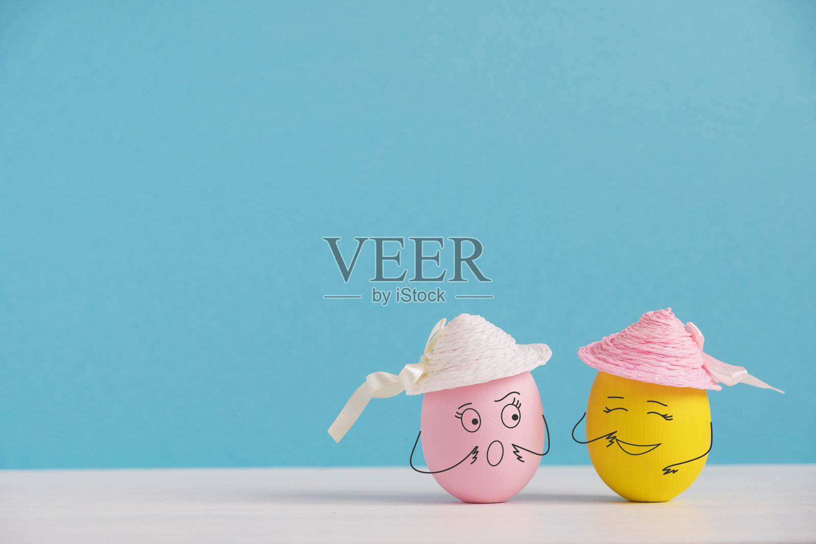 帽子里的快乐蛋在笑。复活节的概念与可爱的蛋与有趣的面孔。不同的情绪和感受照片摄影图片