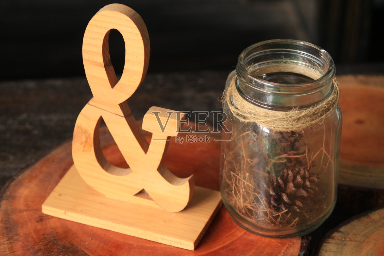 木制工艺品和瓶子的家庭和房间装饰与一个古老的乡村主题照片摄影图片